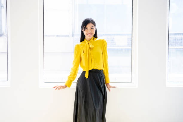 Желтая блузка для женщин, подчеркивающая нежность и женственность образа