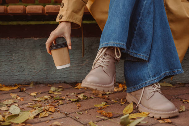 Трендовый look: джинсы mom и ботинки для осеннего сезона